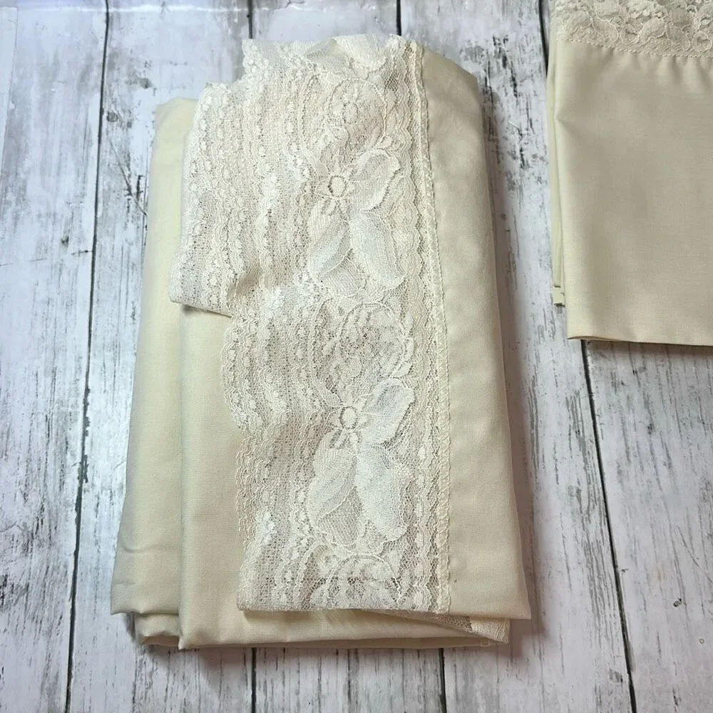 Vintage Beige Placemats with Lace Trim set of 8‎ and Tablecloth